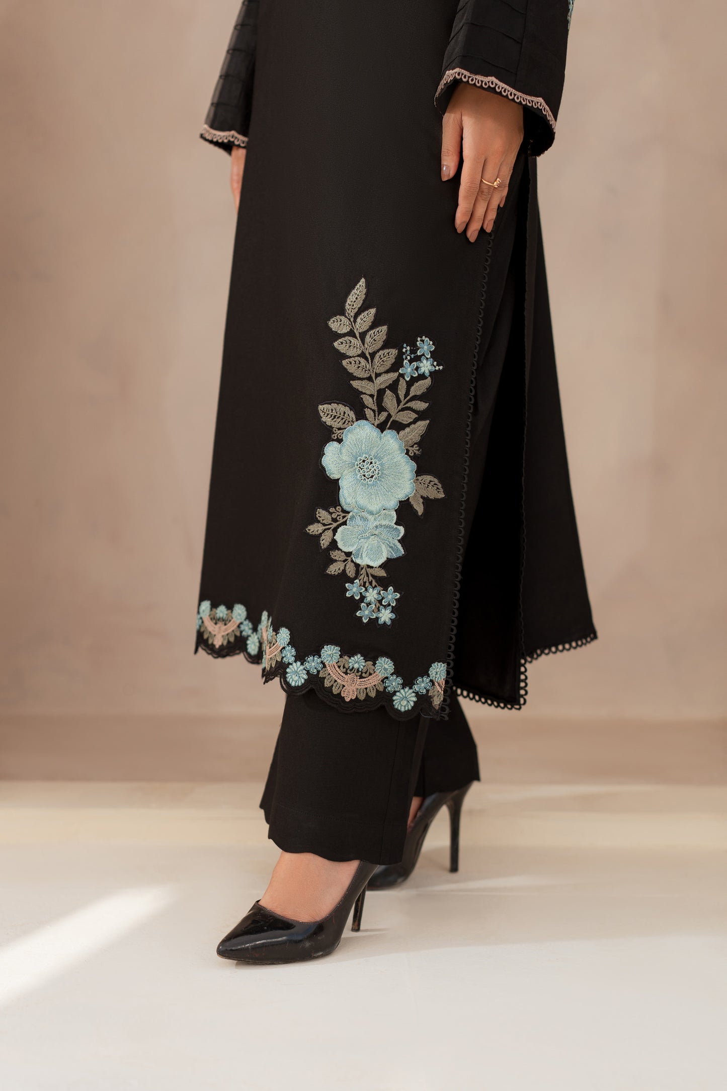 Parisa Embroidered Suit - 2 pc