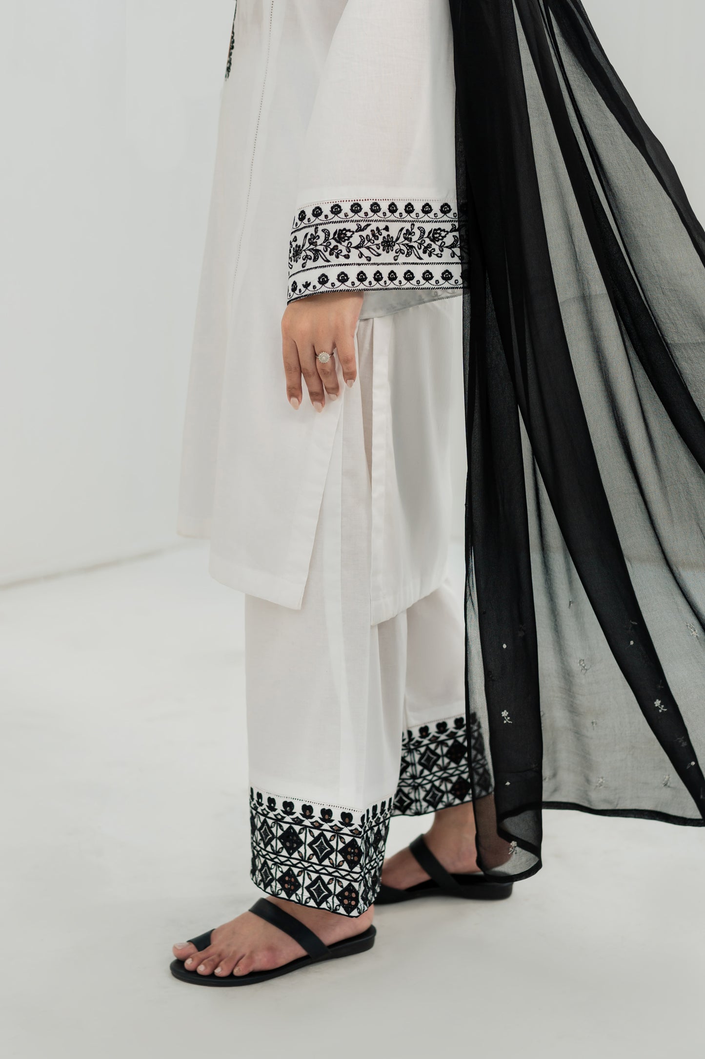 Zaria - Embroidered Dupatta